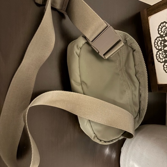 Compact Green Crossbody Bag with Durable Fabric and Adjustable Strap - Picture 3 of 4